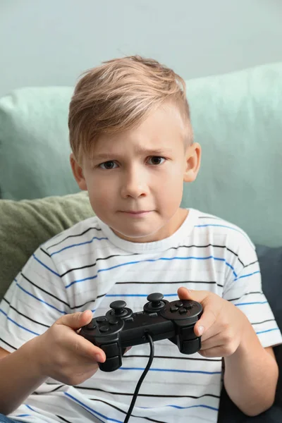 Schattige Emotionele Jongen Afspelen Van Video Game Thuis — Stockfoto