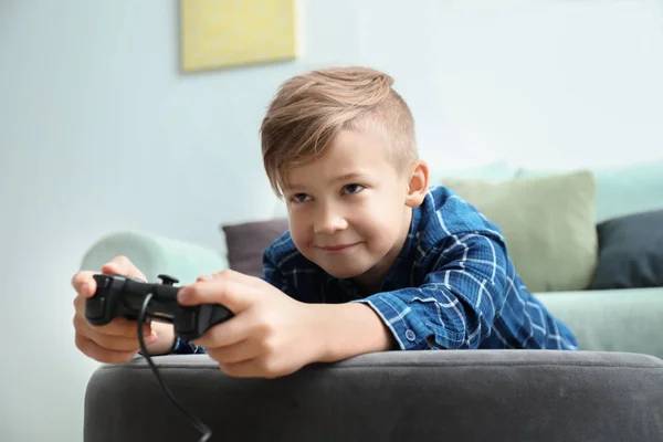 Carino Ragazzo Giocare Video Gioco Casa — Foto Stock