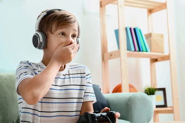 Roztomilý Chlapec Hraje Videohry Doma — Stock fotografie