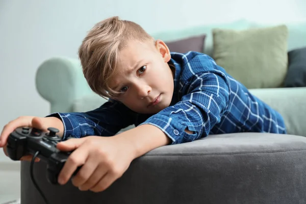 Leuke Jongen Afspelen Van Video Game Thuis — Stockfoto