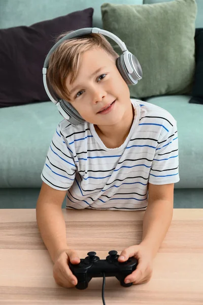 Sevimli çocuk evde video oyun oynarken