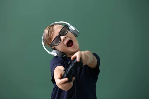 Emotionele Jongen Afspelen Van Video Game Kleur Achtergrond — Stockfoto