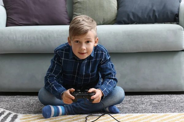 Милый Мальчик Играет Видеоигры Дома — стоковое фото