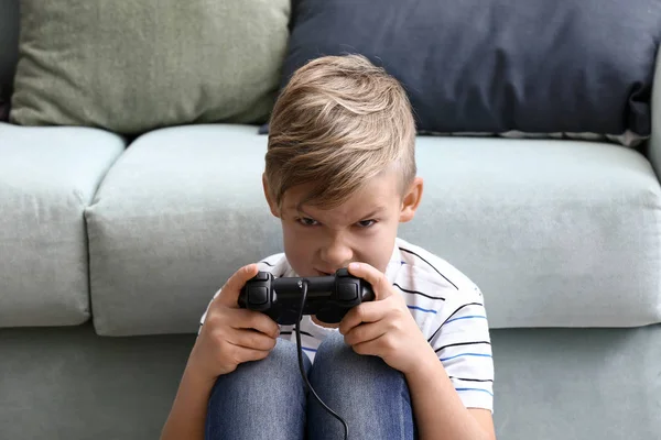 Милый Эмоциональный Мальчик Играет Видеоигры Дома — стоковое фото