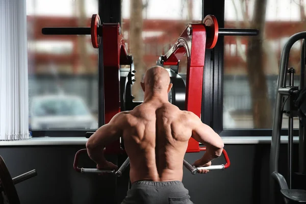 Musclé Homme Formation Dans Salle Gym — Photo