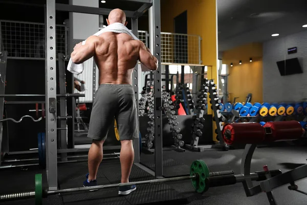 Starker Muskulöser Mann Fitnessstudio — Stockfoto