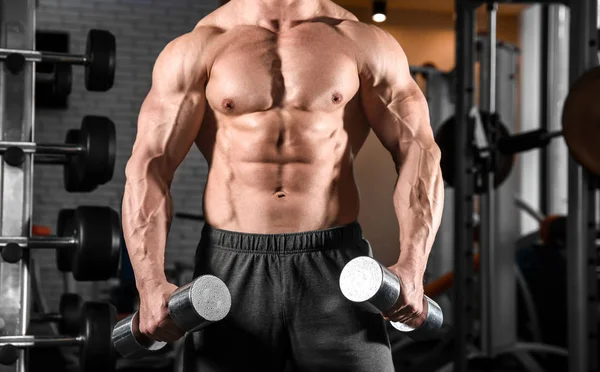 Muscular Hombre Entrenamiento Con Mancuernas Gimnasio — Foto de Stock