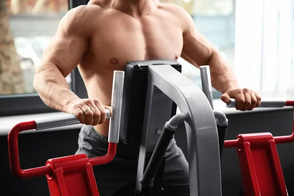 Muscular Man Training Gym — Stock Photo, Image