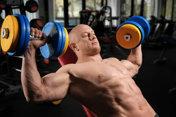 Muskulös Man Träning Med Hantlar Gym — Stockfoto