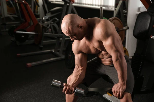 Muscular Hombre Entrenamiento Con Mancuerna Gimnasio — Foto de Stock