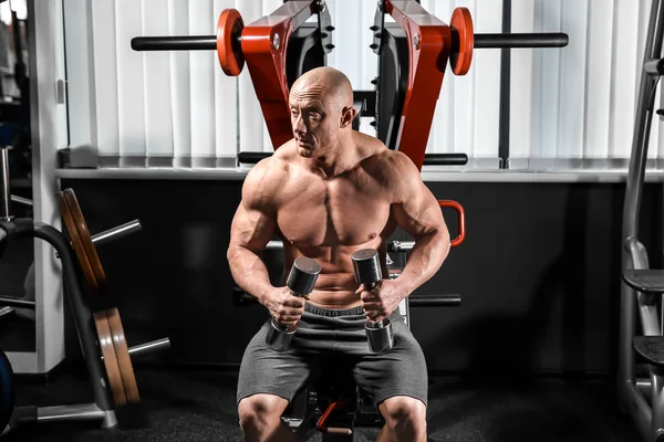 Muscular Man Training Dumbbells Gym — Stock Photo, Image