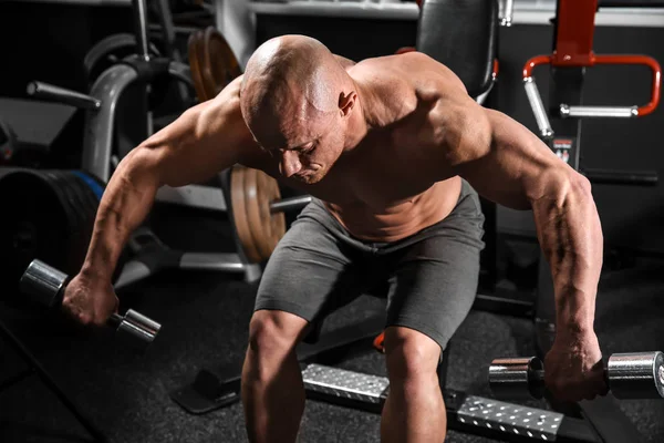 Muskulös Man Träning Med Hantlar Gym — Stockfoto