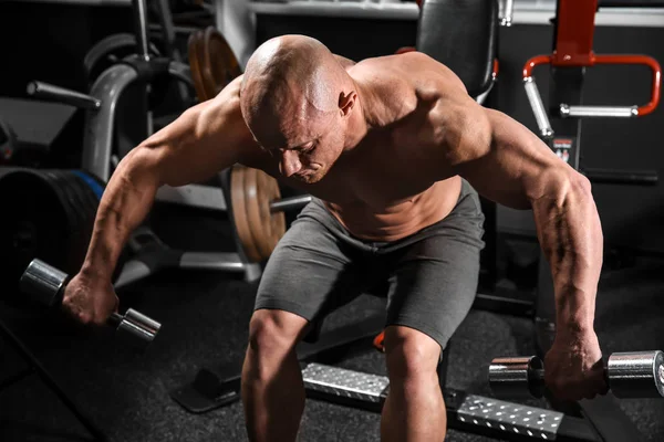 Muscular Hombre Entrenamiento Con Mancuernas Gimnasio — Foto de Stock