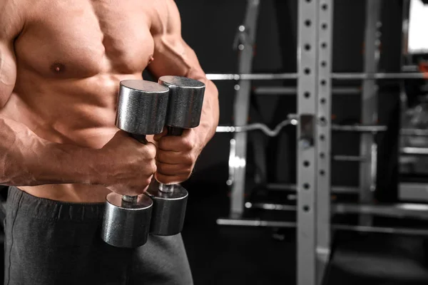 Muscular Man Training Dumbbells Gym — Stock Photo, Image