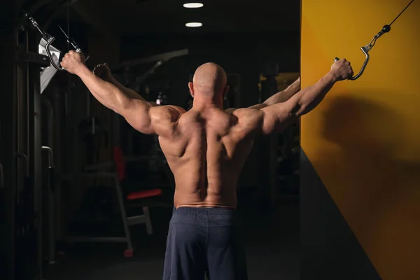 Musculoso Hombre Entrenamiento Gimnasio — Foto de Stock