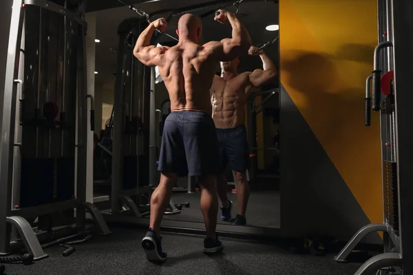 Muscular Man Training Gym — Stock Photo, Image