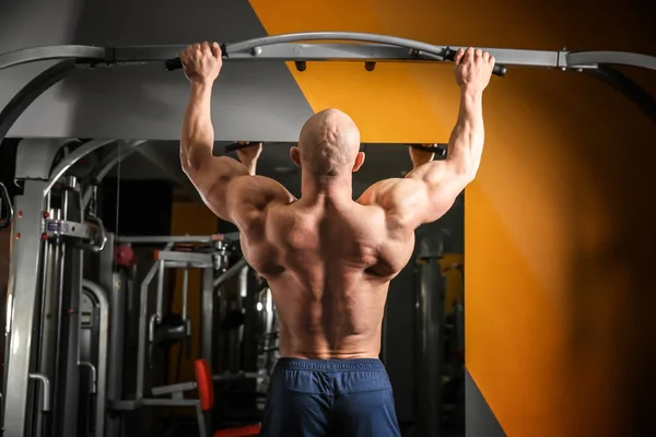 Musclé Homme Formation Dans Salle Gym — Photo