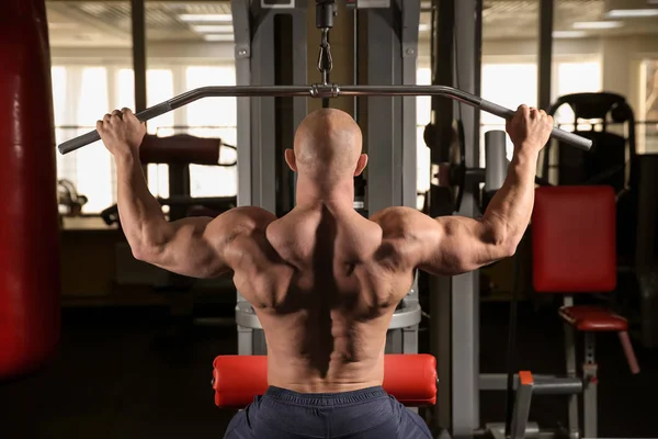 Muskelkräftiges Mannschaftstraining Fitnessstudio — Stockfoto