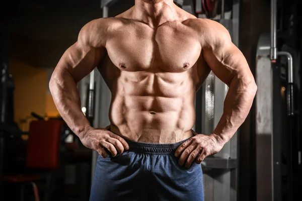 Musculoso Hombre Posando Gimnasio — Foto de Stock