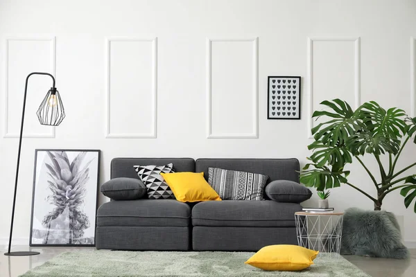 舒适的灰色沙发客厅里别致的室内装饰 — 图库照片