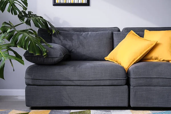 Sofá Cinza Confortável Interior Quarto — Fotografia de Stock