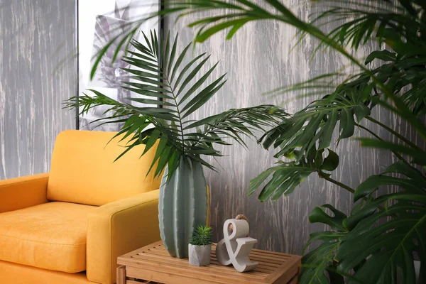 Zielony Tropikalne Liście Wnętrze Salonu — Zdjęcie stockowe