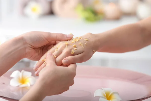 Jeune Femme Subissant Des Procédures Cosmétiques Pour Les Mains Dans — Photo