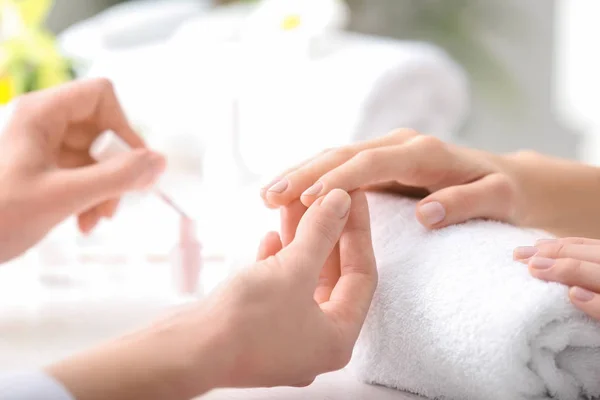 Joven Mujer Consiguiendo Hermosa Manicura Salón — Foto de Stock