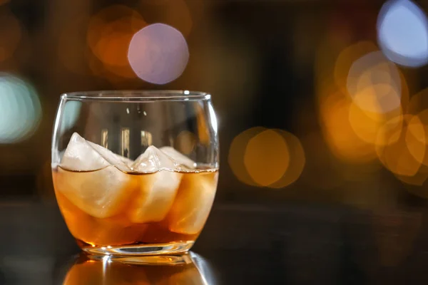 Bicchiere Whisky Con Ghiaccio Sul Tavolo Nel Bar — Foto Stock