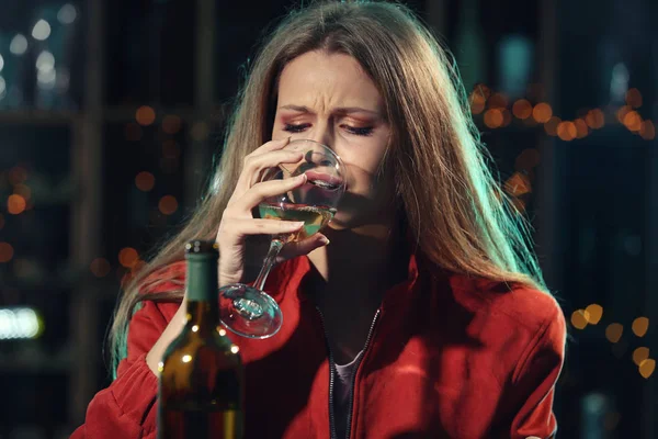 Mujer Joven Bebiendo Alcohol Bar — Foto de Stock