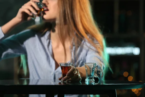 Giovane Donna Che Beve Alcol Nel Bar — Foto Stock