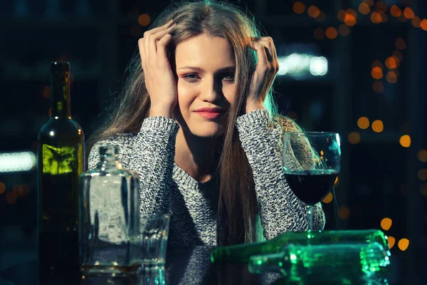 Młoda Kobieta Picie Alkoholu Barze — Zdjęcie stockowe