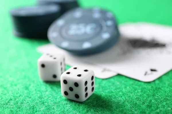 カジノのテーブルの上のサイコロ — ストック写真