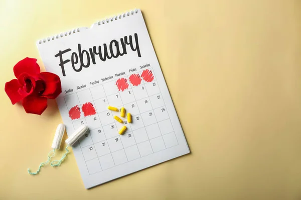 Menstruella Kalender Med Tamponger Piller Och Röd Blomma Färgbakgrund — Stockfoto