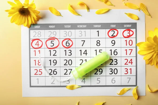 Менструальный Календарь Тампоном Цветами Цветном Фоне — стоковое фото