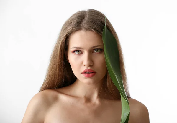Retrato Mujer Hermosa Con Hoja Tropical Verde Sobre Fondo Blanco — Foto de Stock