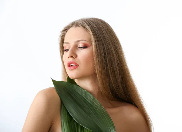 Portret Pięknej Kobiety Tropikalny Zielony Liść Białym Tle — Zdjęcie stockowe
