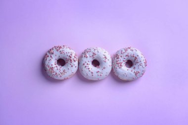 Renk arka plan üzerinde lezzetli çörekler