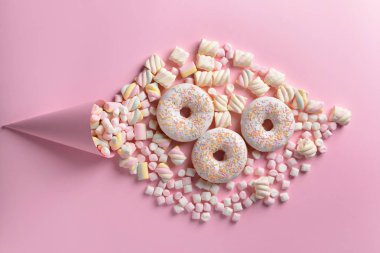 Renk arka plan üzerinde marshmallow ile lezzetli çörekler