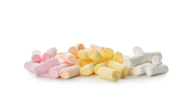 Beyaz arka planda lezzetli marşmelovlar