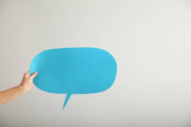 El ile ışık arka plan üzerinde boş konuşma balonu