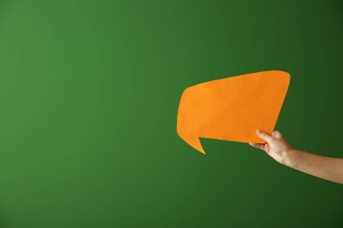 El ile renk arka plan üzerinde boş konuşma balonu