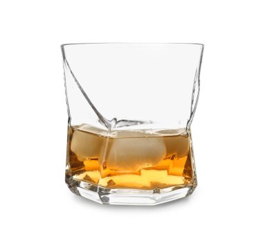 Beyaz arka planda bir bardak viski.