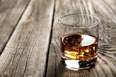 Tahta masada bir bardak viski.