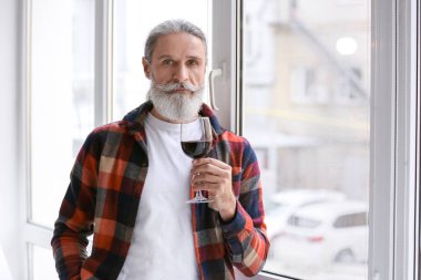 Komuta sizde pencere evde şarap içme