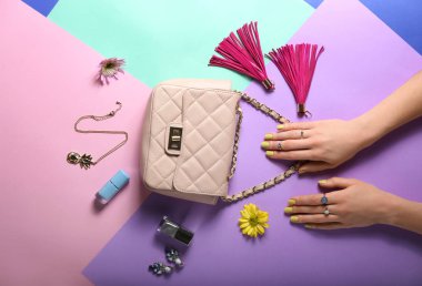 Renk arka plan üzerinde şık aksesuarlar ile eller