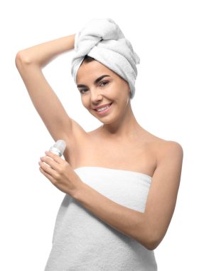 Beyaz arka plan üzerinde deodorant kullanan genç kadın
