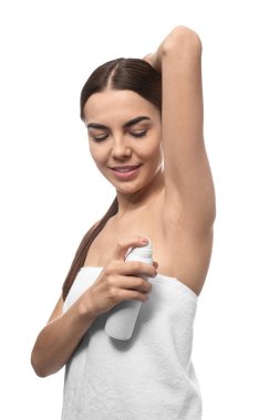 Beyaz arka plan üzerinde deodorant kullanan genç kadın