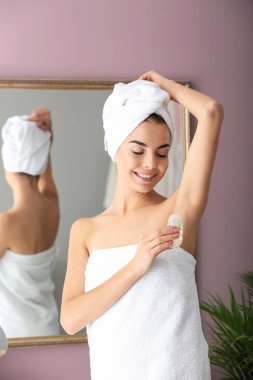 Genç kadın deodorant evde kullanma