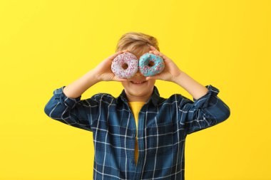 Çörek renk arka plan üzerinde olan şirin küçük çocuk